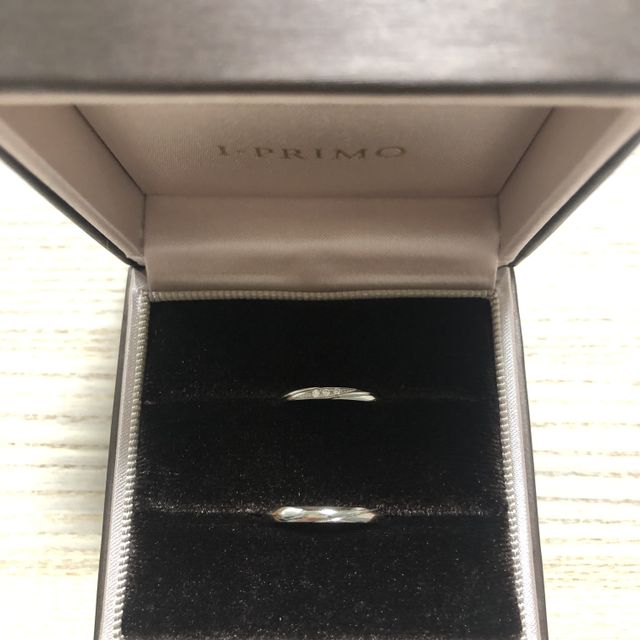 【アイプリモ(I-PRIMO)の口コミ】 指輪のデザインはシンプルですが、小さなアクセントやななめのラインのデ…