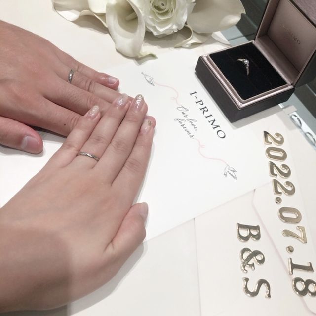 【アイプリモ(I-PRIMO)の口コミ】 指輪のデザインはシンプルですが、小さなアクセントやななめのラインのデ…