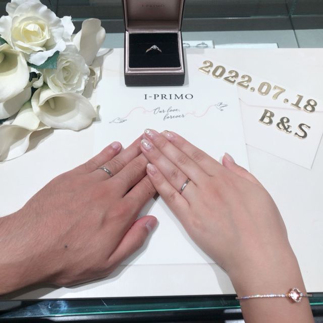 【アイプリモ(I-PRIMO)の口コミ】 指輪のデザインはシンプルですが、小さなアクセントやななめのラインのデ…