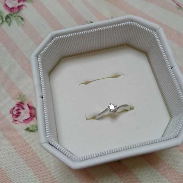 【4℃ BRIDAL(ヨンドシーブライダル)の口コミ】 主人が選んできてくれたのですが、S字のカーブが指に馴染むデザインなこと…