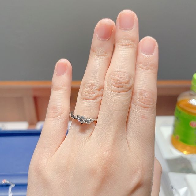【銀座ダイヤモンドシライシの口コミ】 ずっとVの細身のリングを探していましたが、スタッフの方にこの先何十年と…