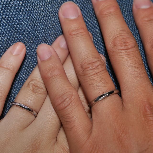 【エクセルコダイヤモンド(EXELCO DIAMOND)の口コミ】 ダイヤが半周ねじれるように入っていたり、女性物には珍しくツヤ消しの部…