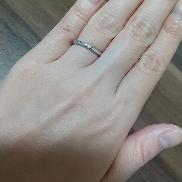 【4℃ BRIDAL(ヨンドシーブライダル)の口コミ】 シンプルなデザインだけど、可愛さのある物を選びました。丸みのある優し…