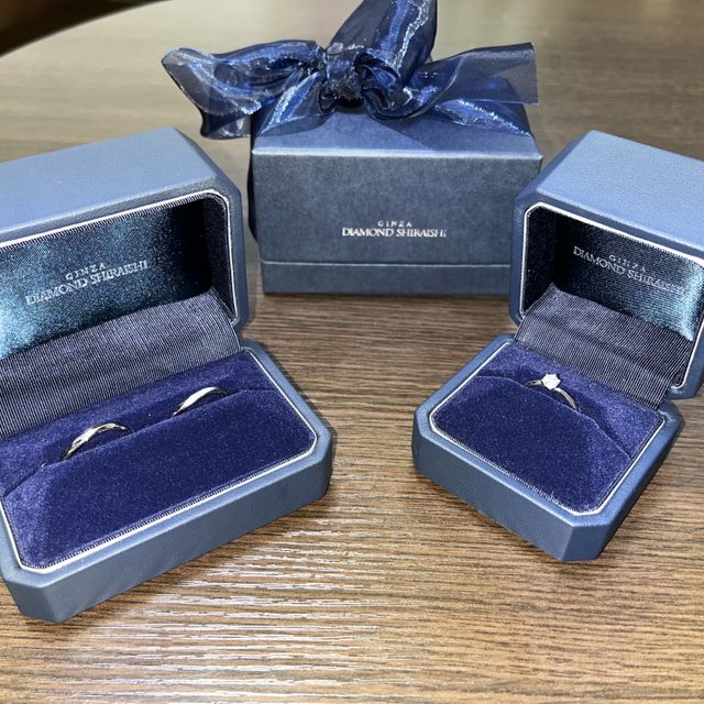 【銀座ダイヤモンドシライシの口コミ】 彼女とセットで購入したのですが、
指輪のデザインが両方とも良く、
指輪…