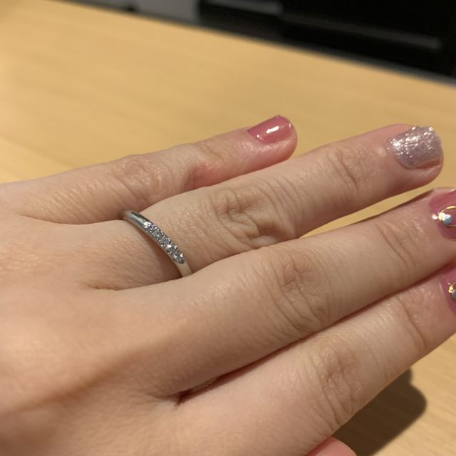【4℃ BRIDAL(ヨンドシーブライダル)の口コミ】 ダイヤの大きさが小さすぎず、大きすぎす、ちょうどよいサイズで、キラキ…