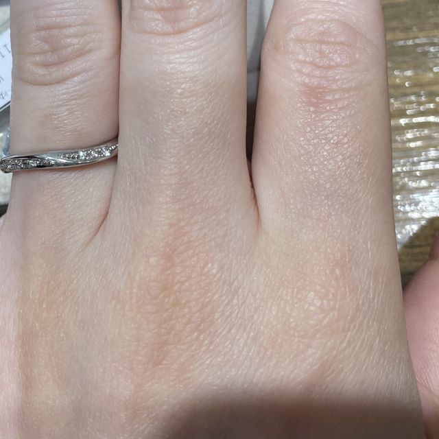【輪-RIN-の口コミ】 「雪柳」のシリーズの結婚指輪です。
同じ雪柳の婚約指輪と重ねづけすると…