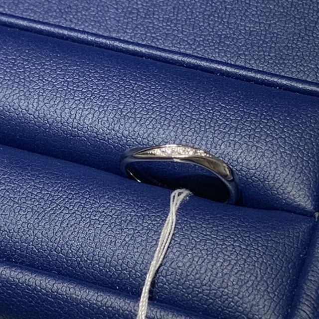 【銀座ダイヤモンドシライシの口コミ】 流れるようにダイヤが埋め込まれていて、どこから見てもキラキラ光りまし…