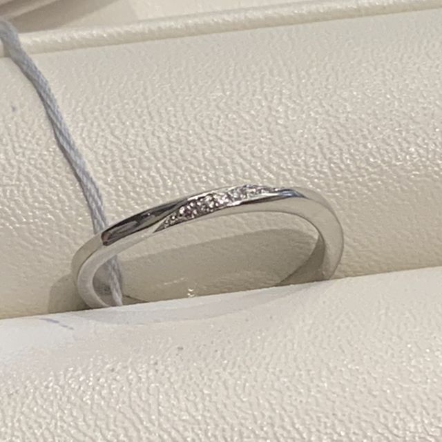 【俄(にわか)の口コミ】 ウェーブでつけ心地がよい指輪を探していてたどり着きました。プラチナが…