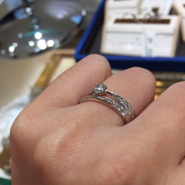 【tamaya BRIDAL(宝石の玉屋)の口コミ】 写真はメビウスという指輪です。
エンゲージもマリッジも片側だけにメレダ…