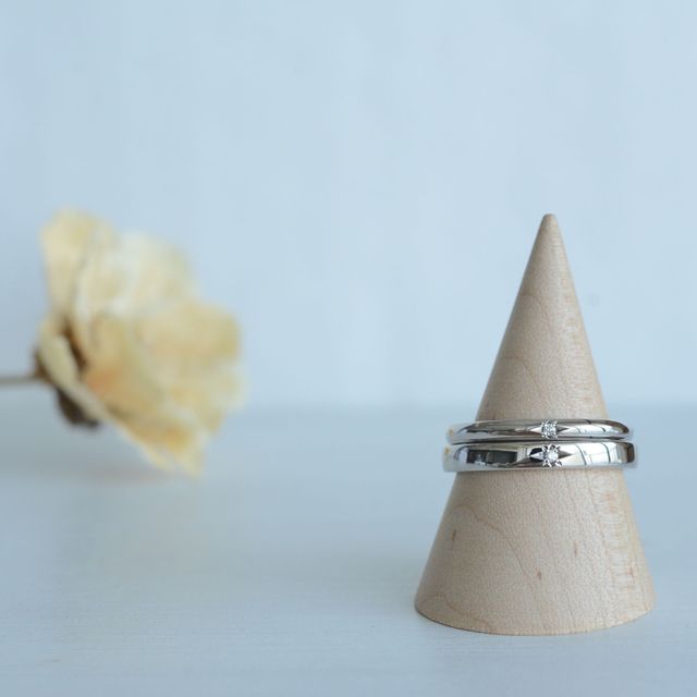 【CRAFY(クラフィ)の口コミ】 シンプルだけど一味出したく八光留めに。内側には2人の入籍日とイニシャル…