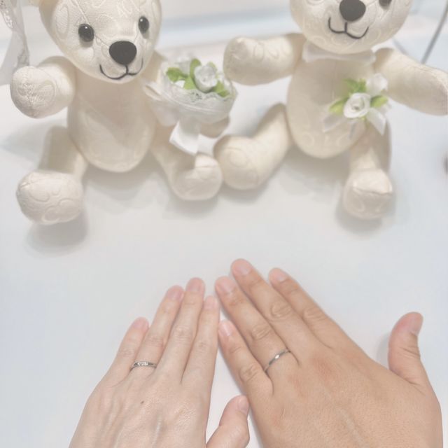 【4℃ BRIDAL(ヨンドシーブライダル)の口コミ】 男性側はシンプルなものが希望で、女性側はシンプルでありながら、石の輝…