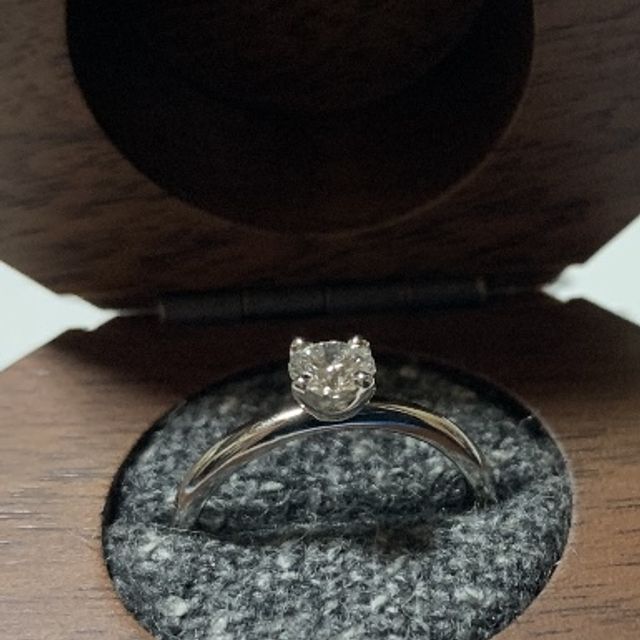 【鎌倉彫金工房の口コミ】 指輪のデザインはシンプルで、ザ婚約指輪という感じでとても良いです！決…