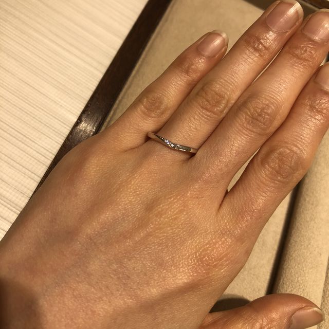 【TRECENTI(トレセンテ)の口コミ】 華奢な指に馴染むデザイン。ほっそりしていますが、小さめのダイヤが複数…