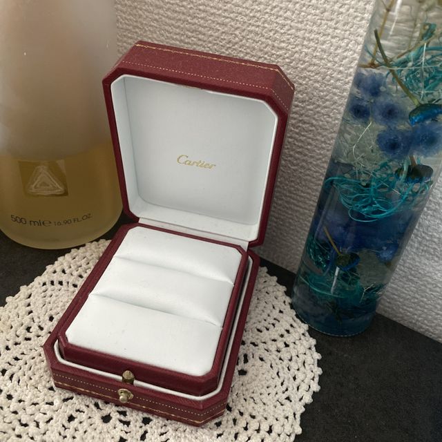 【カルティエ(Cartier)の口コミ】 華奢な細いデザインで、プラチナの物を探していました。主人も指は細い方…
