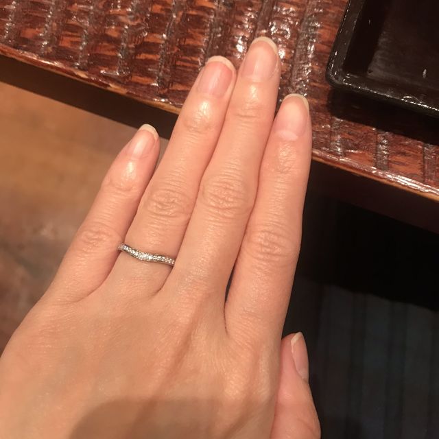 【カルティエ(Cartier)の口コミ】 華奢な細いデザインで、プラチナの物を探していました。主人も指は細い方…