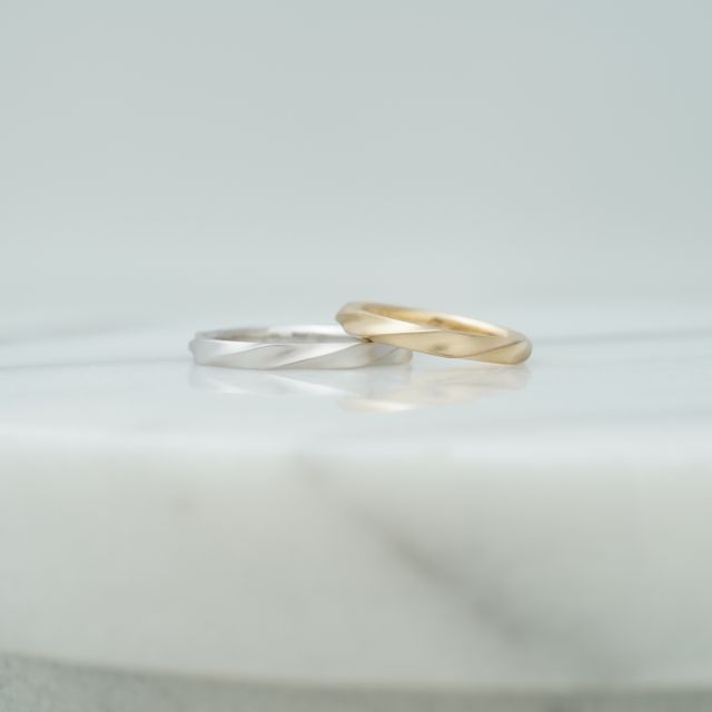 【THREE TREES(スリーツリーズ)の口コミ】 素材は私はゴールドが希望で、彼はプラチナが希望でした。既製品の結婚指…