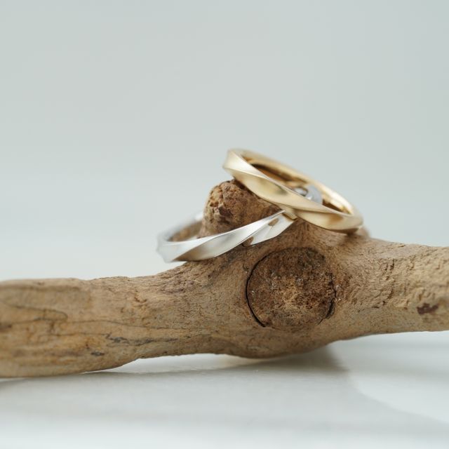 【THREE TREES(スリーツリーズ)の口コミ】 素材は私はゴールドが希望で、彼はプラチナが希望でした。既製品の結婚指…