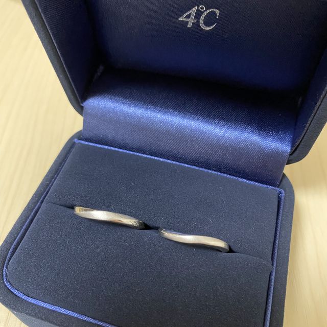 【4℃ BRIDAL(ヨンドシーブライダル)の口コミ】 デザインが一目惚れでした。シンプルで飽きの来ない、ツヤ消しウェーブの…