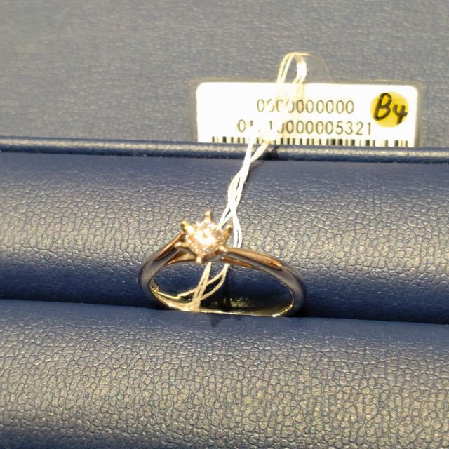 【銀座ダイヤモンドシライシの口コミ】 6本立て爪の王道デザインです。ダイヤモンドに自信のあるメーカーらしい採…