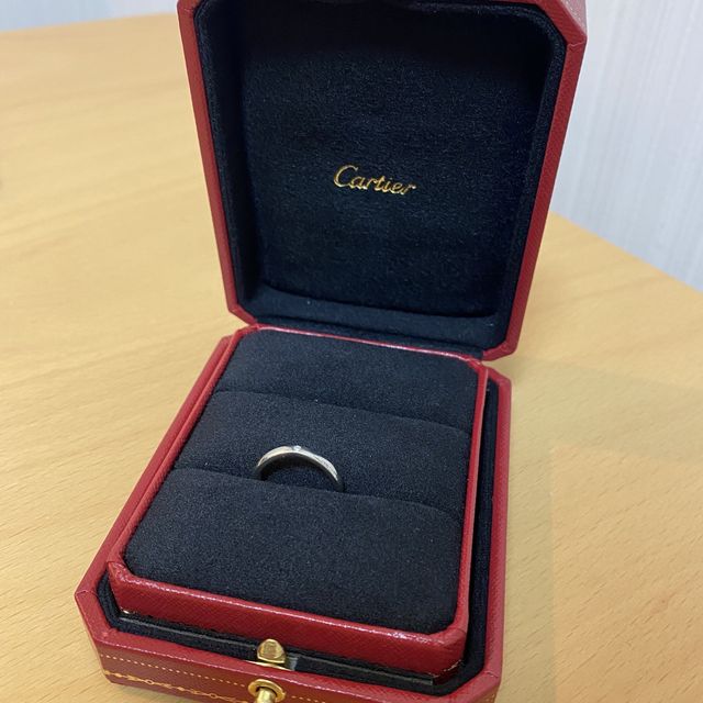 【カルティエ(Cartier)の口コミ】 一生つけるものなのでプラチナの指輪にしました。ダイヤがあり少しカーブ…