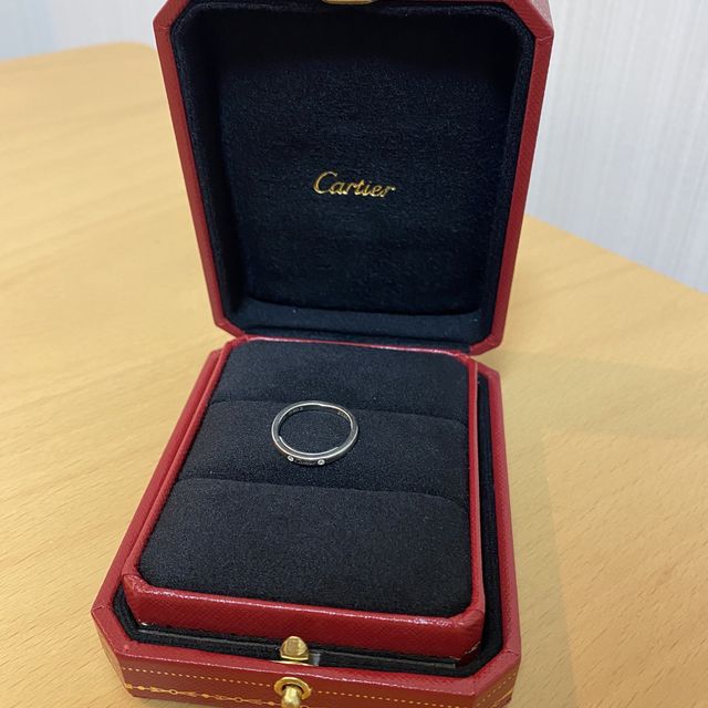 【カルティエ(Cartier)の口コミ】 一生つけるものなのでプラチナの指輪にしました。ダイヤがあり少しカーブ…