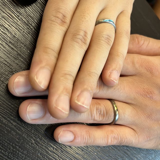 【Aroode(アローデ)の口コミ】 2人とも色黒なのでくすみ系のマッドな指輪を選びました。ずっとつけるもの…