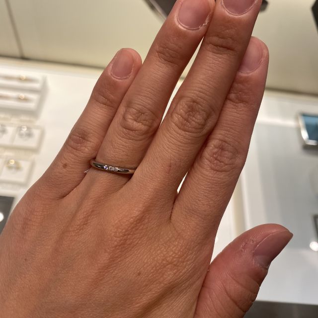 【ティファニー(Tiffany & Co.)の口コミ】 婚約指輪のリングと重ね付けしても合うものを探していましたので、こちら…