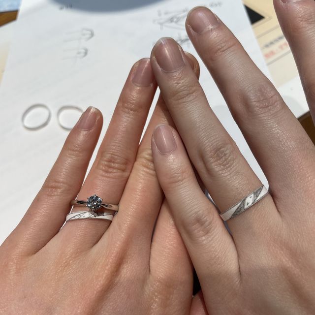 【TANZO.(鍛造指輪)の口コミ】 センターにえぐり加工を入れてもらいました。
このえぐりが際立つようにサ…