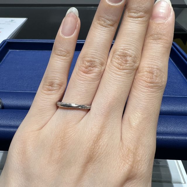 【銀座ダイヤモンドシライシの口コミ】 ペアのデザインをつけたい思いがあり、その中でもメンズの指輪も少しデザ…