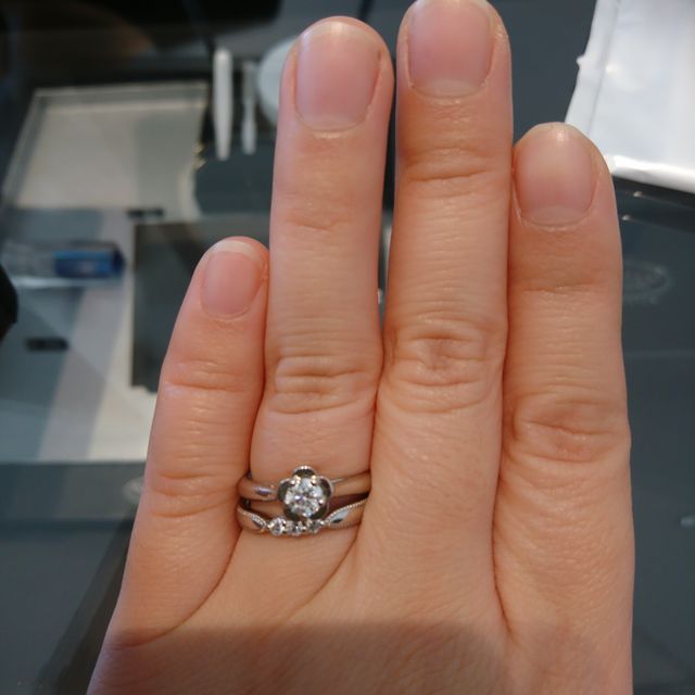 【エクセルコダイヤモンド(EXELCO DIAMOND)の口コミ】 婚約指輪との重ね付けで合いそうなものを探していると伝えて提案されたリ…