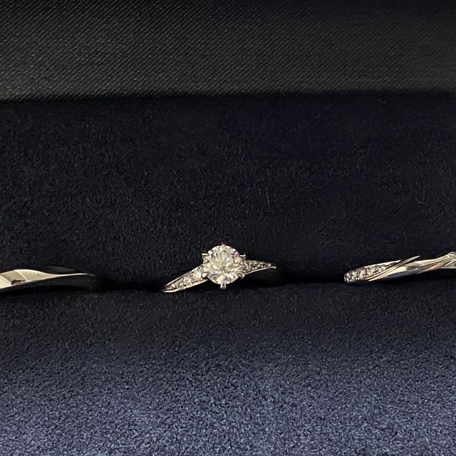 【ラザール ダイヤモンド(LAZARE DIAMOND)の口コミ】 婚約指輪のダイヤが虹のような輝きを放っているのが決め手となった。
暗が…