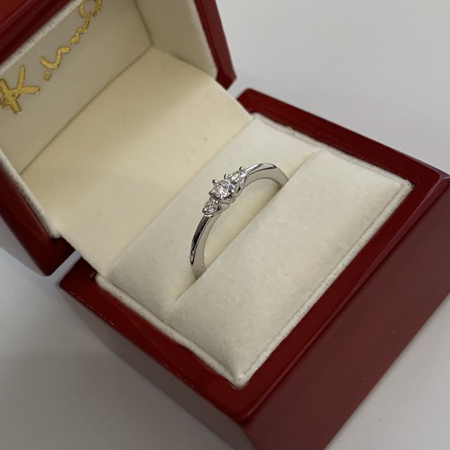 【ケイウノ ブライダル(K.UNO BRIDAL)の口コミ】 デザインがシンプルで良い。また名前の通りよく見ると花束が体現されたデ…