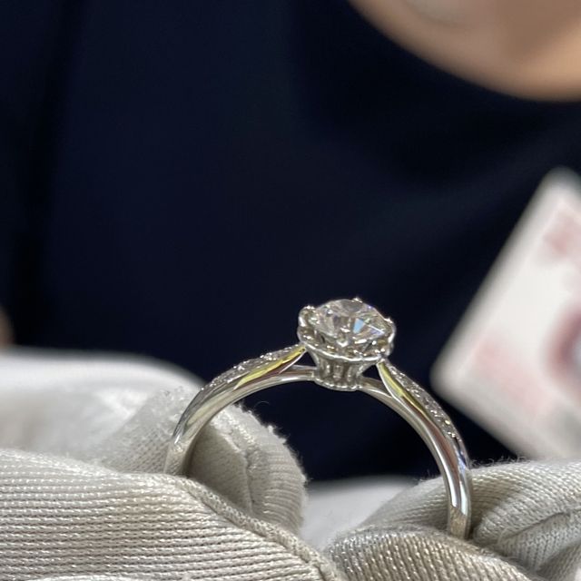 【ヴァンドーム青山(VENDOME AOYAMA)の口コミ】 王道なデザインでもあるが個性的な印象もあるリング。サイドのダイヤがよ…