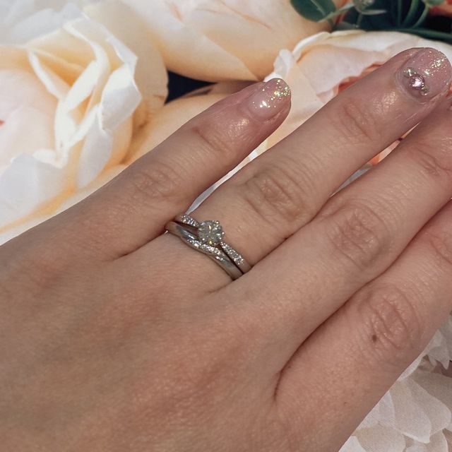 【ヴァンドーム青山(VENDOME AOYAMA)の口コミ】 王道なデザインでもあるが個性的な印象もあるリング。サイドのダイヤがよ…