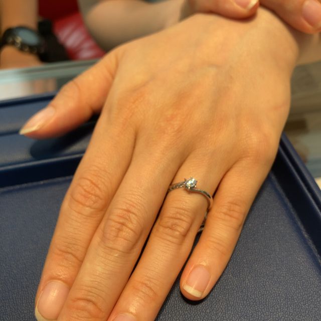 【銀座ダイヤモンドシライシの口コミ】 指輪の側面にもダイヤモンドが散りばめられており、尚且つ、しつこすぎな…