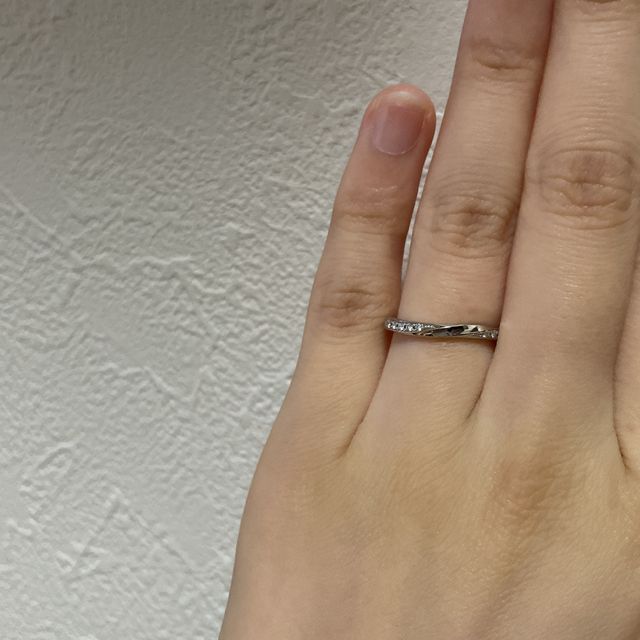 【アイプリモ(I-PRIMO)の口コミ】 ウェーブデザインで悩んでいましたが、左右のダイヤが可愛くこのデザイン…