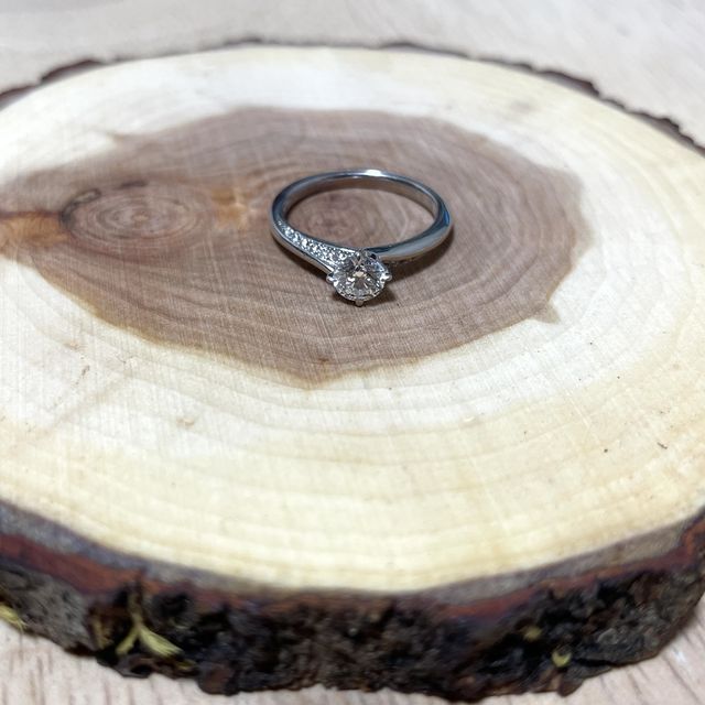 【エクセルコダイヤモンド(EXELCO DIAMOND)の口コミ】 ダイヤが浮いていて、その下をまたダイヤが通っている他にはないデザイン…