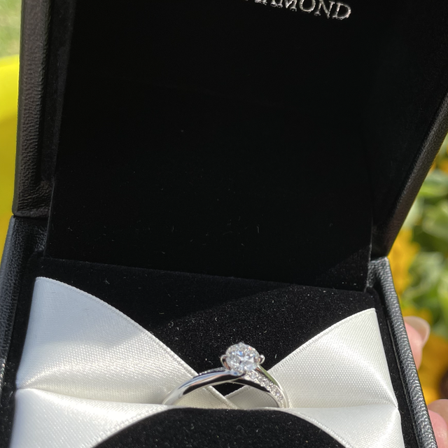 【エクセルコダイヤモンド(EXELCO DIAMOND)の口コミ】 ダイヤが浮いていて、その下をまたダイヤが通っている他にはないデザイン…