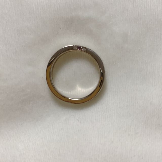 【Antille(アンティール)の口コミ】 見た目はシンプルで、でも遊び心がある指輪が良かったので、色々なアイデ…