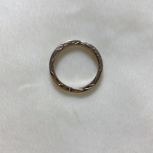 【Antille(アンティール)の口コミ】 見た目はシンプルで、でも遊び心がある指輪が良かったので、色々なアイデ…