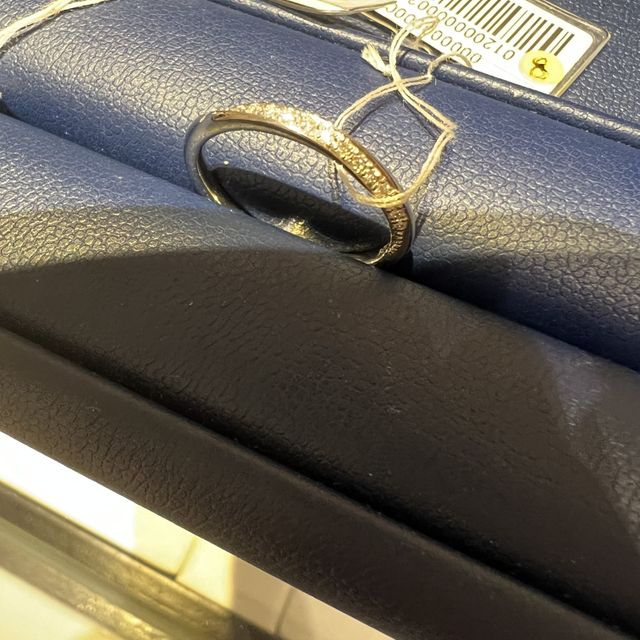 【銀座ダイヤモンドシライシの口コミ】 指輪のデザインがとても気に入りました。
エンゲージリングと重ねても、し…