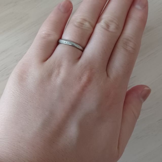 【俄(にわか)の口コミ】 接客業をしてるためダイヤモンドが主張しているものではなく、シンプルだ…