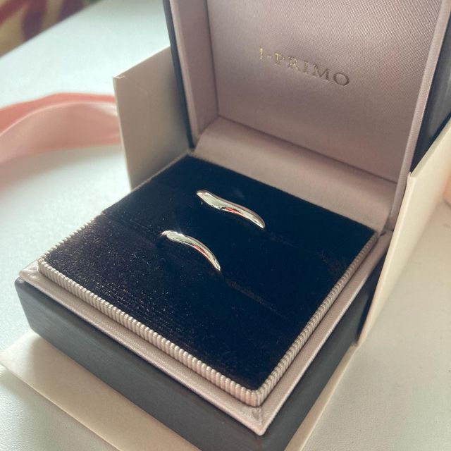【アイプリモ(I-PRIMO)の口コミ】 私は婚約指輪と一緒に着けた際のフィット感で選びました。2人の希望として…