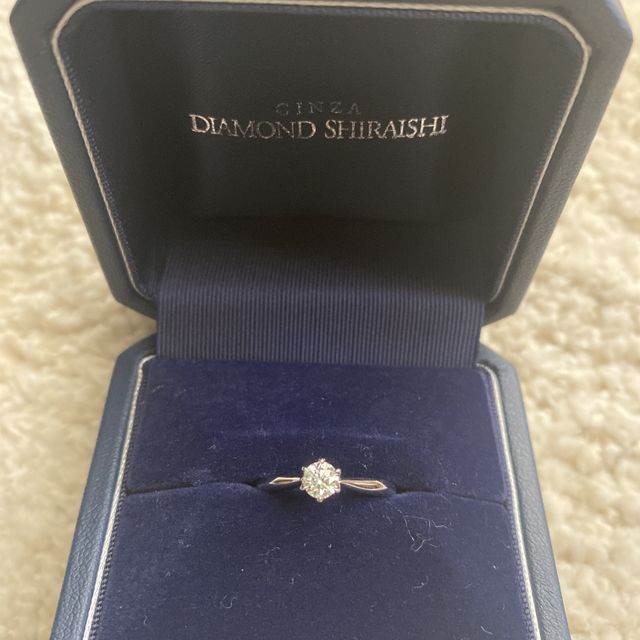 【銀座ダイヤモンドシライシの口コミ】 一粒ダイヤが素敵で選びました。
ダイヤの輝きがキレイで一目惚れ。
悩ん…