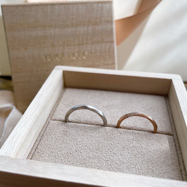 【YUKA HOJO(ユカホウジョウ)の口コミ】 新婦側は緩やかなウェーブなデザインと、ダイヤのきらめきで上品さもあり…