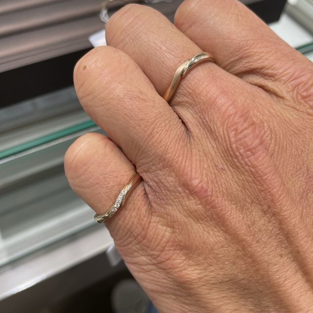 【アイプリモ(I-PRIMO)の口コミ】 ウェーブがわかりやすいデザインで女性らしく、プラチナでもピンクゴール…