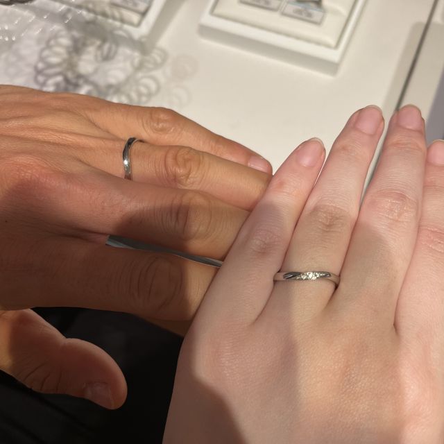 【銀座ダイヤモンドシライシの口コミ】 リングのカーブが手にフィットしており、つけ心地がとてもいいです。結婚…