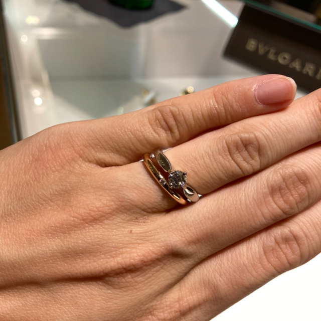 【ブルガリ(BVLGARI)の口コミ】 定番の婚約指輪のデザインを試着してみました。デザイナーさんがこだわり…