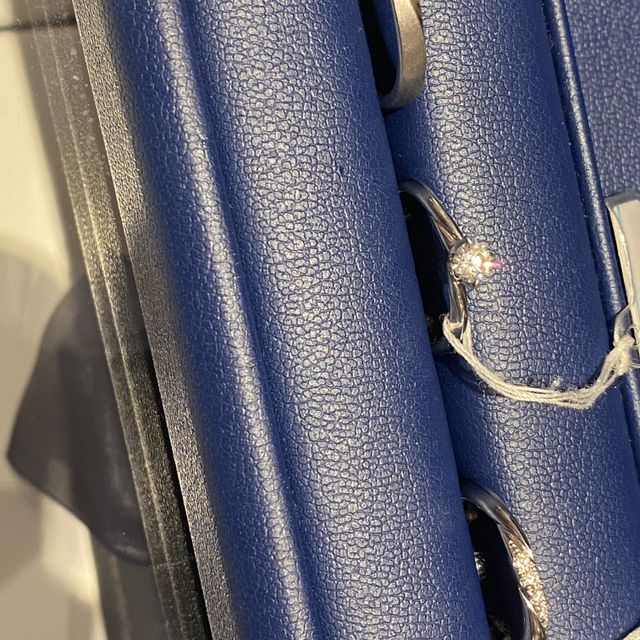 【銀座ダイヤモンドシライシの口コミ】 ウェーブの指輪が候補でしたが、沢山の種類を見させていただきました。他…