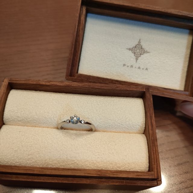 【PORTADA(ポルターダ)の口コミ】 真ん中のダイヤの両サイドに小さいダイヤがついていて、全体的に小ぶりで…